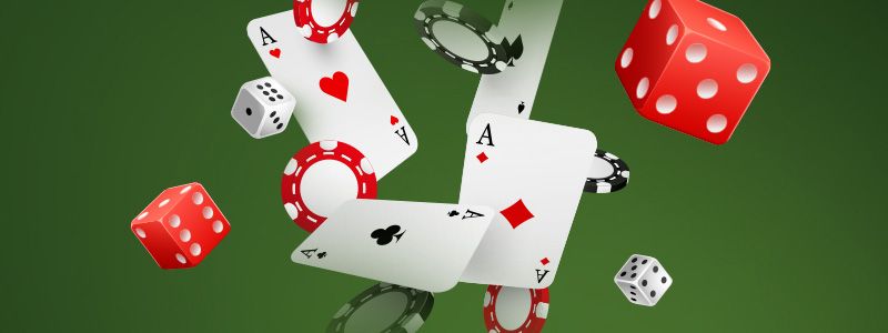 Online kaszinó zsetonok pókerkártyákkal és dobókockákkal